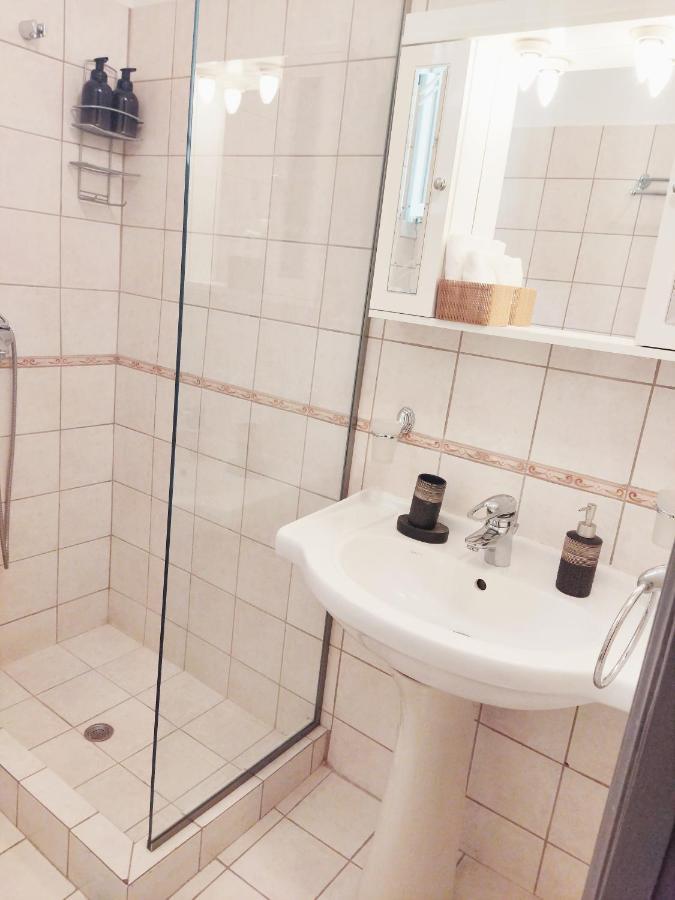 Under The Rock Of Acropolis By Yha Apartment Athens Ngoại thất bức ảnh